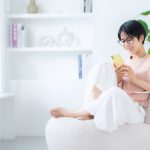 スマホを見る女性